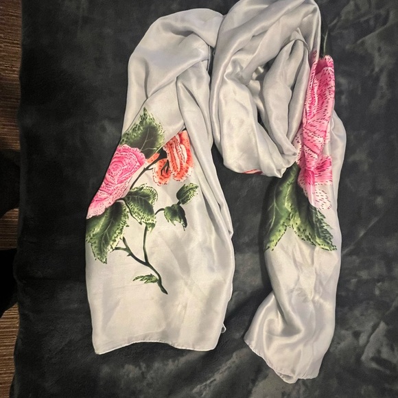 Gorgeous Laura rose print scarf - Picture 1 of 3
